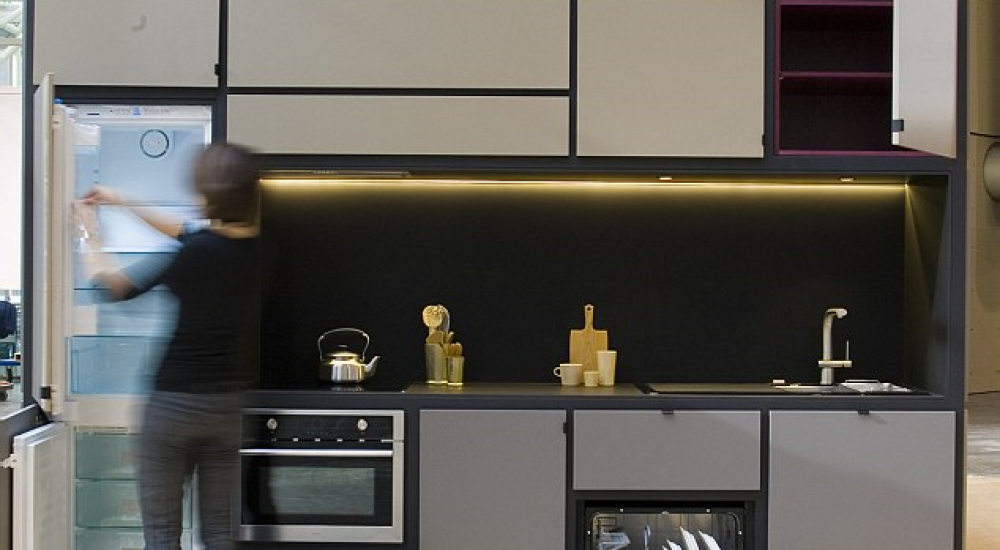 صندوق يتحول لمنزل متكامل