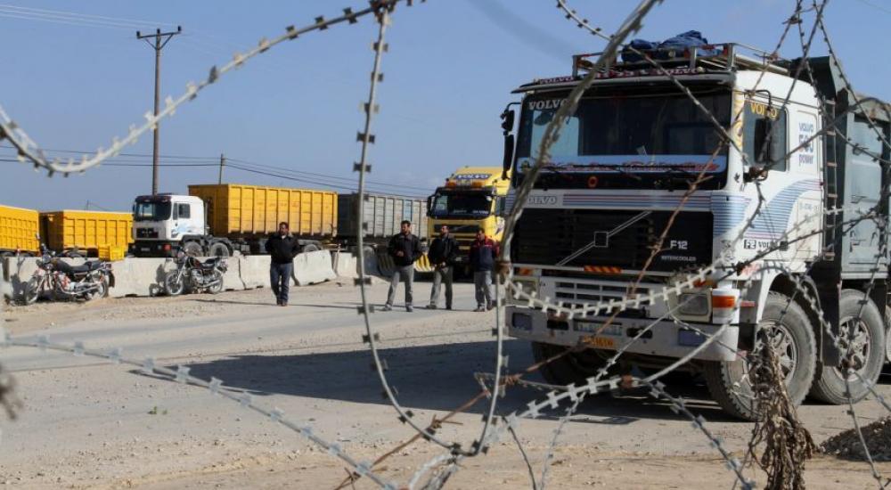 شاحنات أمام معبر كرم أبو سالم جنوبي قطاع غزة