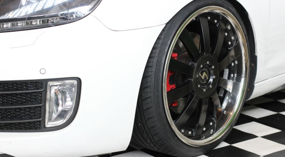 انفجار الاطار المفاجئ بسبب عدم اتباع الإرشادات الخاصة بأمن وسلامة الإطارات