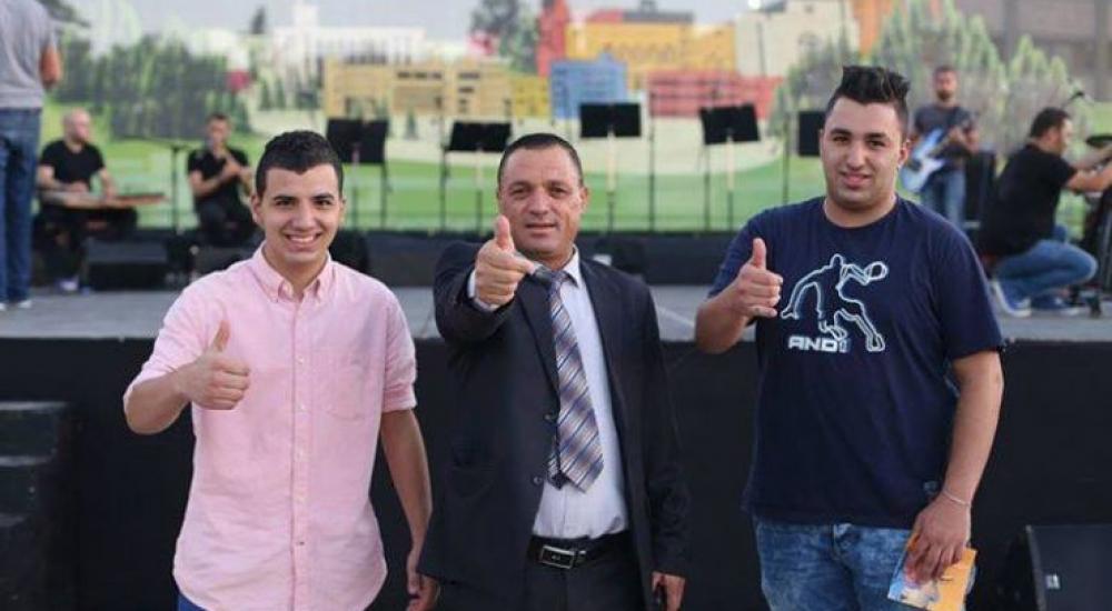 الشهيد ليث (يسار) يقف إلى جانب والده 