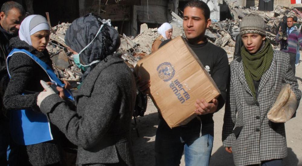 تقديم المساعدات لمخيم اليرموك (الارشيف)