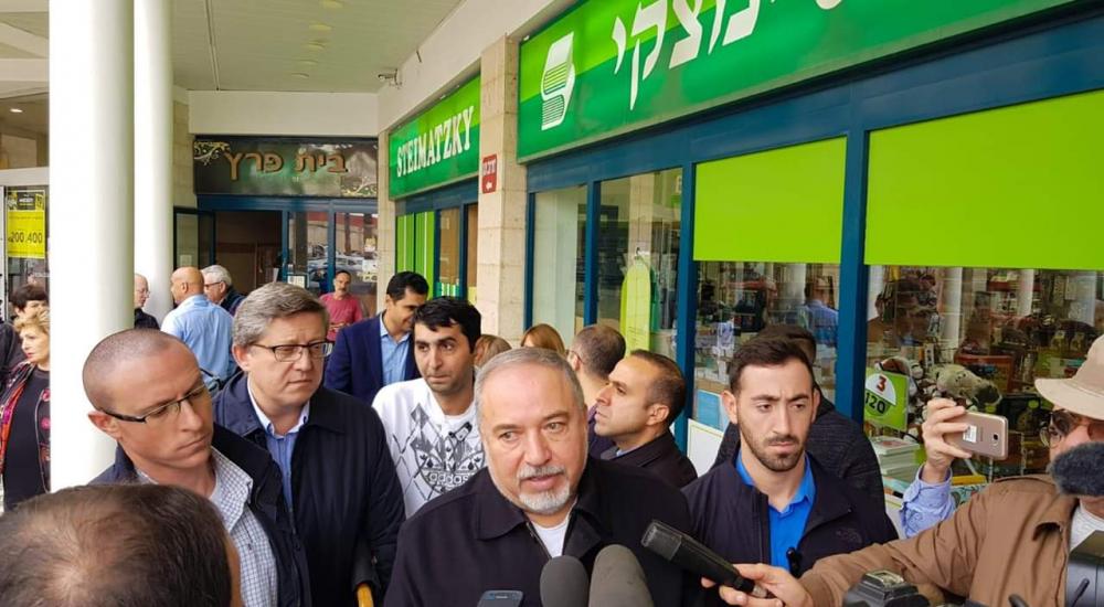 ليبرمان خلال زيارته مستوطنة سديروت