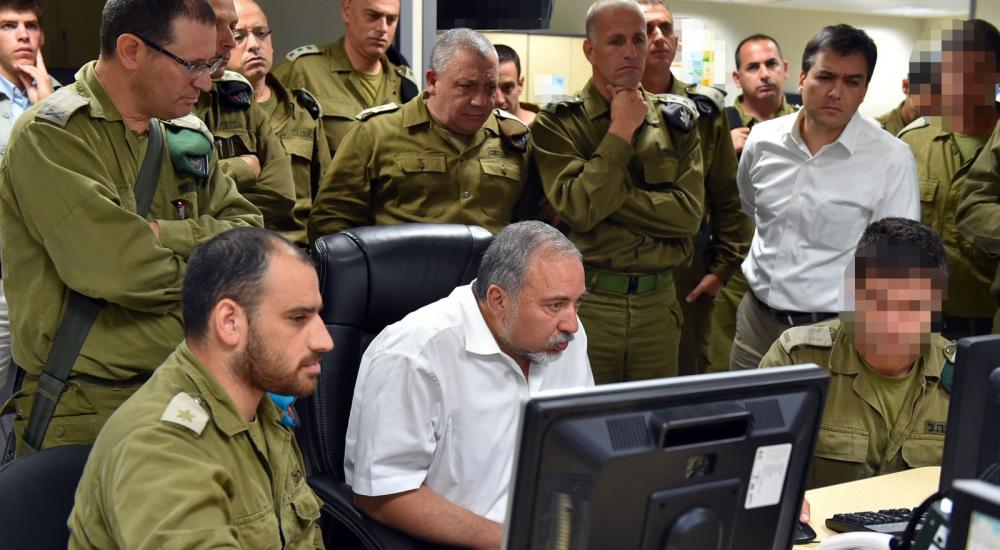 وزير الجيش الإسرائيلي يتوسط ضباطًا في غرفة عمليات للجيش (أرشيف)