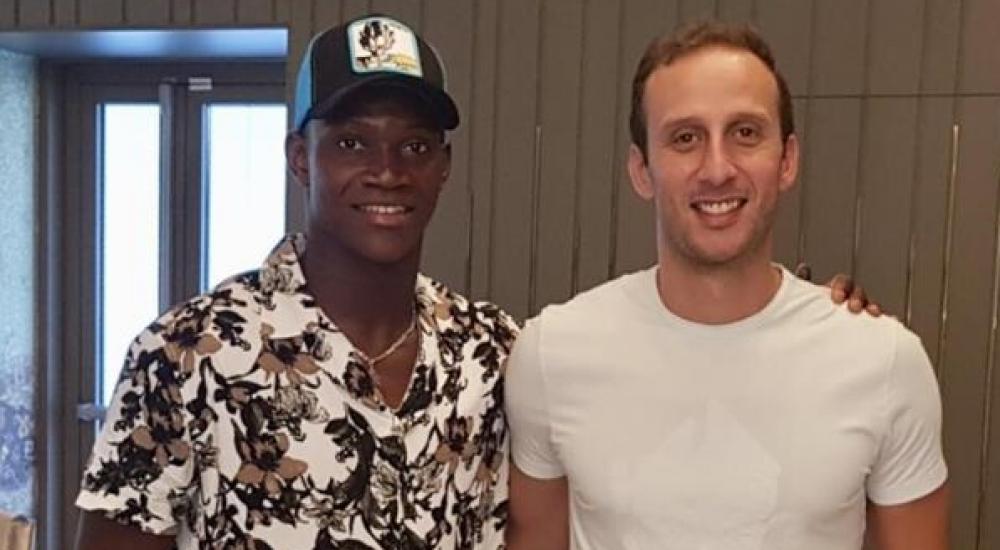 مدير التعاقدات في الأهلي أمير توفيق مع أليو ديانج