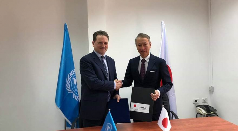 توقيع اتفاقية التبرع بين ممثل اليابان لدى فلسطين تاكيشي أوكوبو (يمين) والمفوض العام للوكالة بيير كرينبول