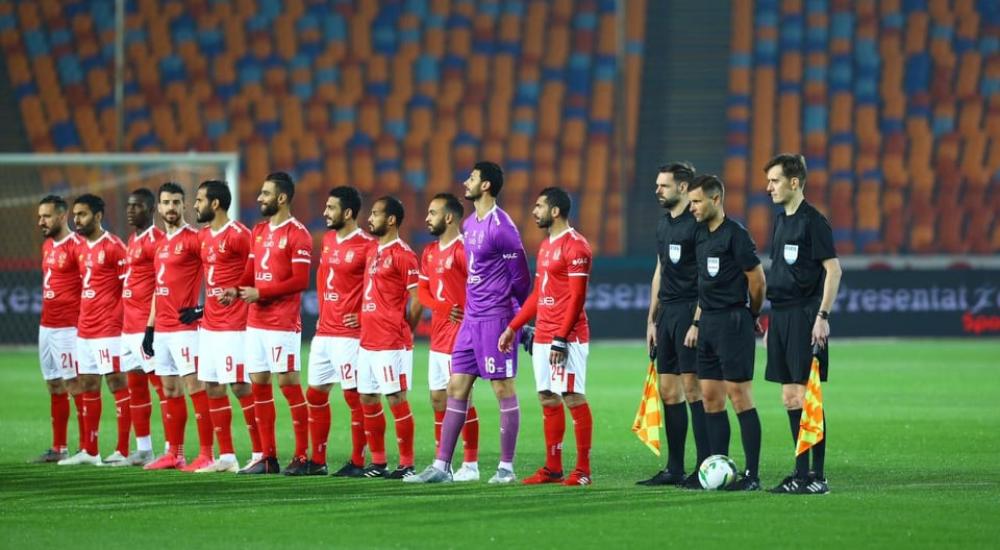 طاقم التحكيم وفريق الأهلي قبل إعلان إلغاء المباراة