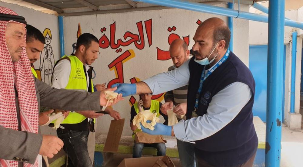 أونروا توزع قفازات للحماية من كورونا