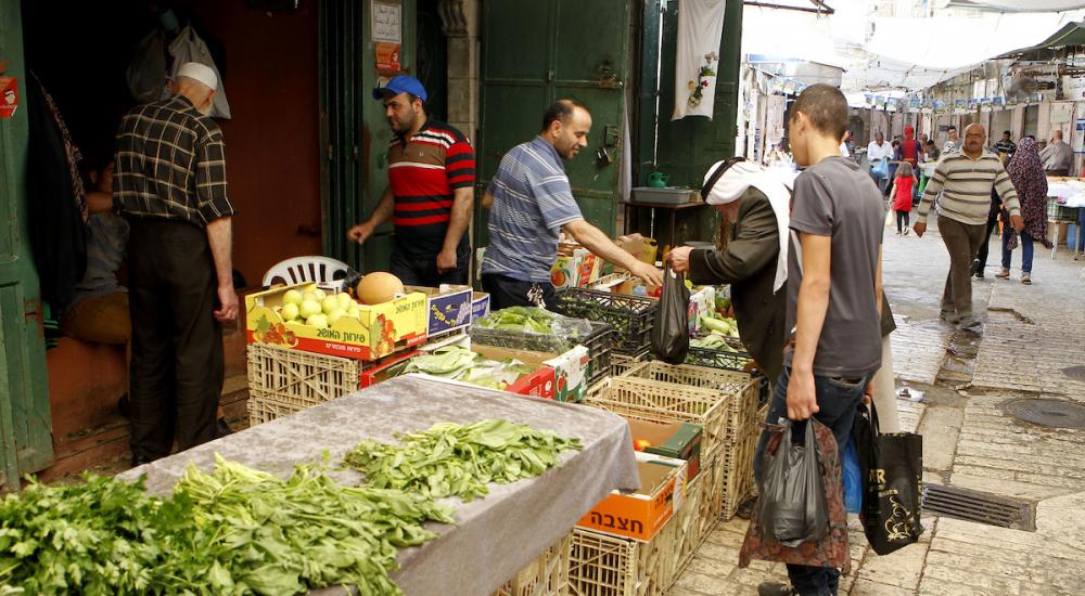 جانب من السوق بمدينة الخليل (صفا)