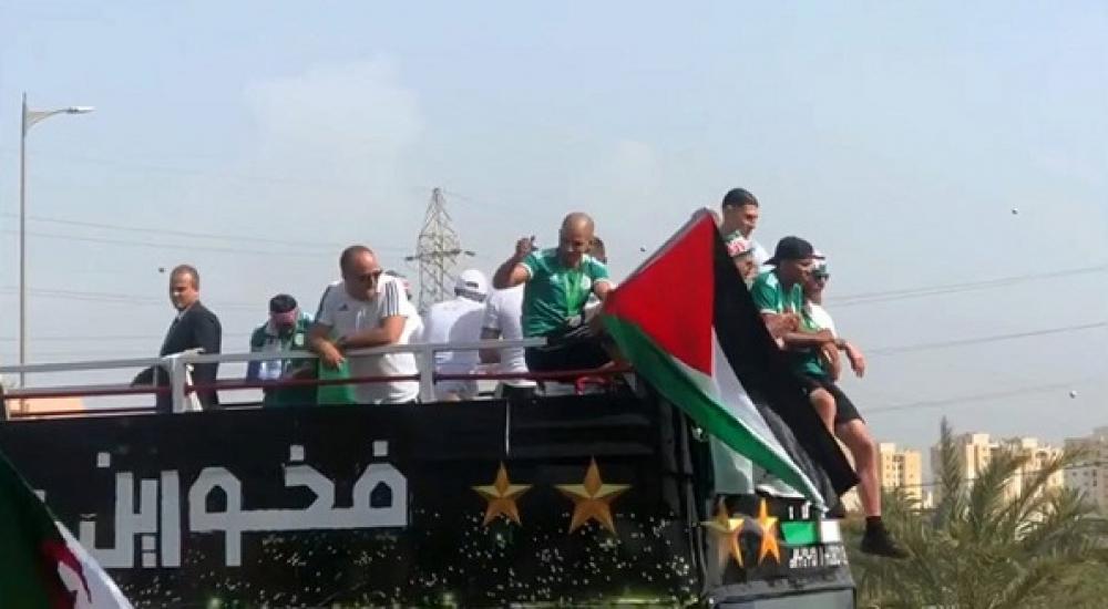 سفيان فيجولي يرفع علم فلسطين خلال الاحتفالات