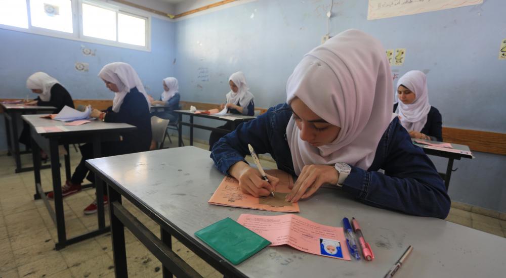 طالبات ثانوية عامة  خلال امتحان التربية الاسلامية