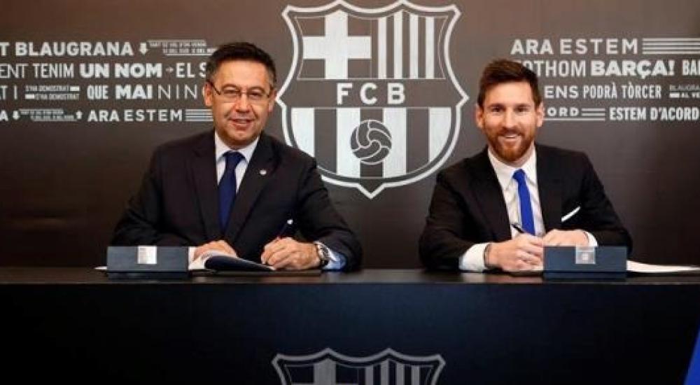 جانب من توقيع ليونيل ميسي على عقده الجديد مع برشلونة