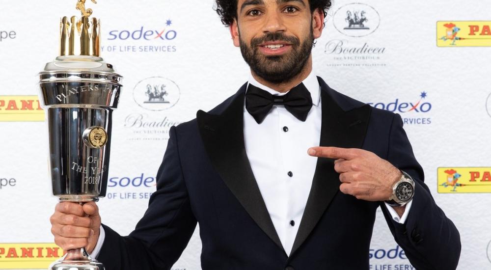 محمد صلاح متوجاً بالجائزة