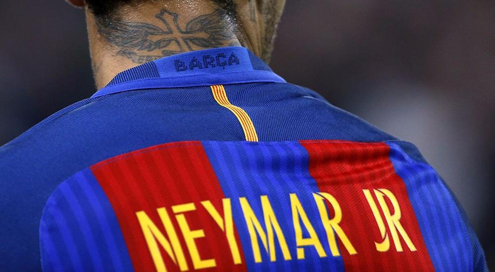 نيمار تعرض للطرد في مباراة ملقا بالدوري