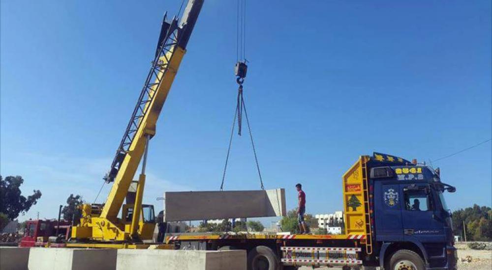 جانب من قواطع الإسمنت التي استخدمت في إنشاء الجدار