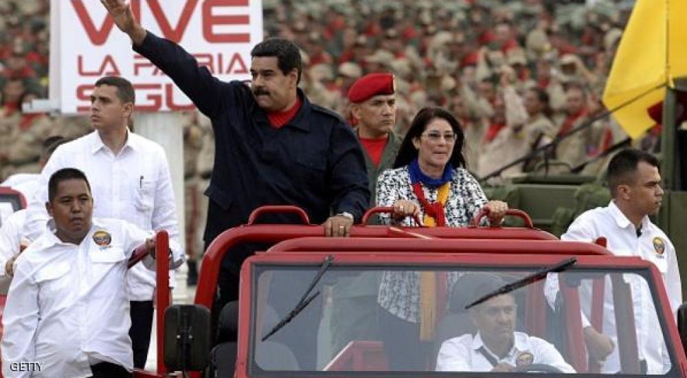 مادورو تعهد بمنح شقة للسيدة التي قذفته بثمرة المانجو