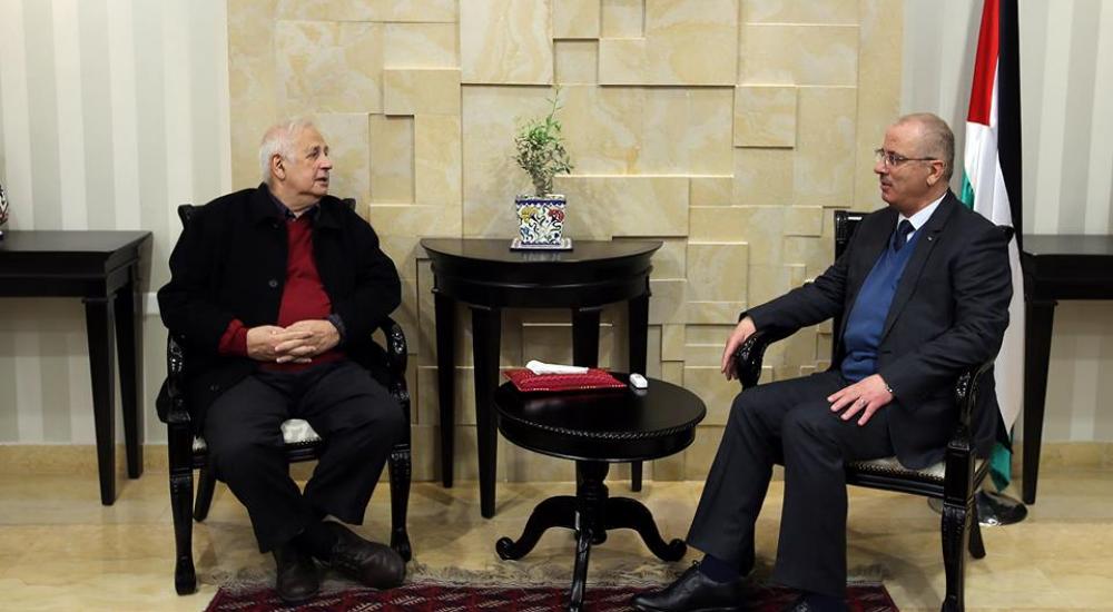 جانب من لفاء رئيس الوزراء برئيس لجنة الانتخابات المركزية