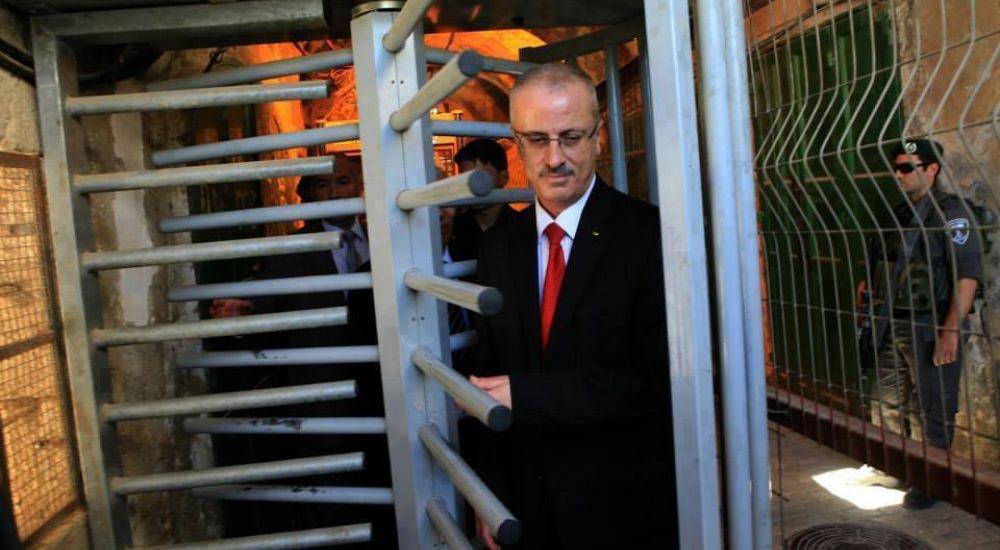 رئيس الوزراء على أحد حواجز الاحتلال بالضفة الغربية المحتلة