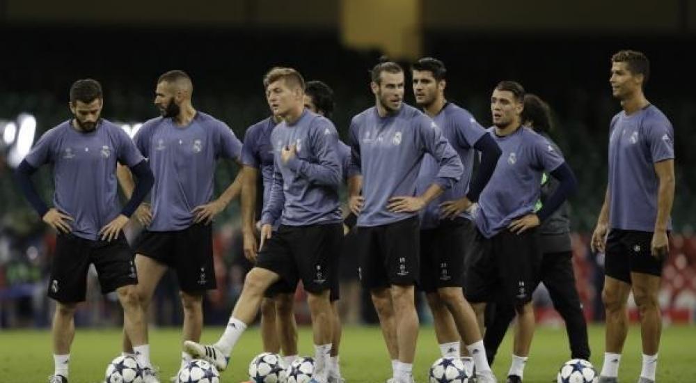 الويلزي جاريث بيل مع زملائه في تدريبات ريال مدريد
