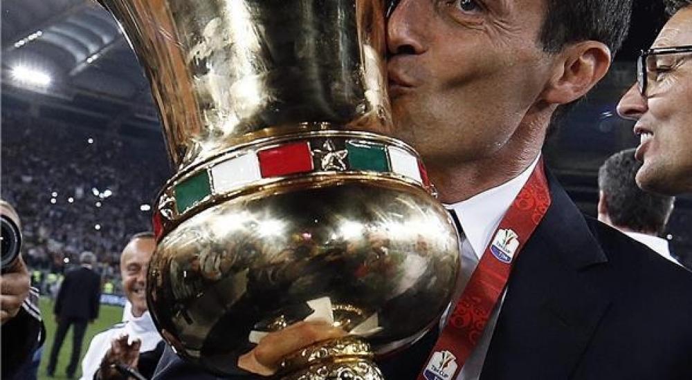 مدرب يوفنتوس أليجري يحمل كأس إيطاليا