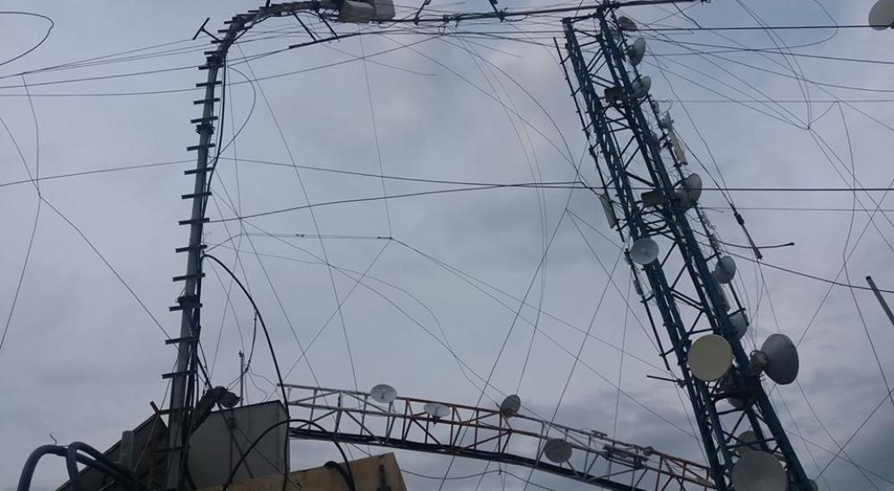 الأضرار التي لحقت بأعمدة الإرسال الخاصة بأمواج