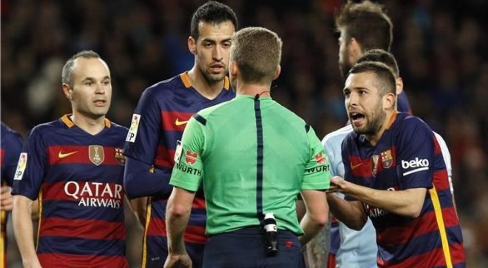 الحكم هيرنانديز..لم يلتفت لاعتراض لاعبي برشلونة