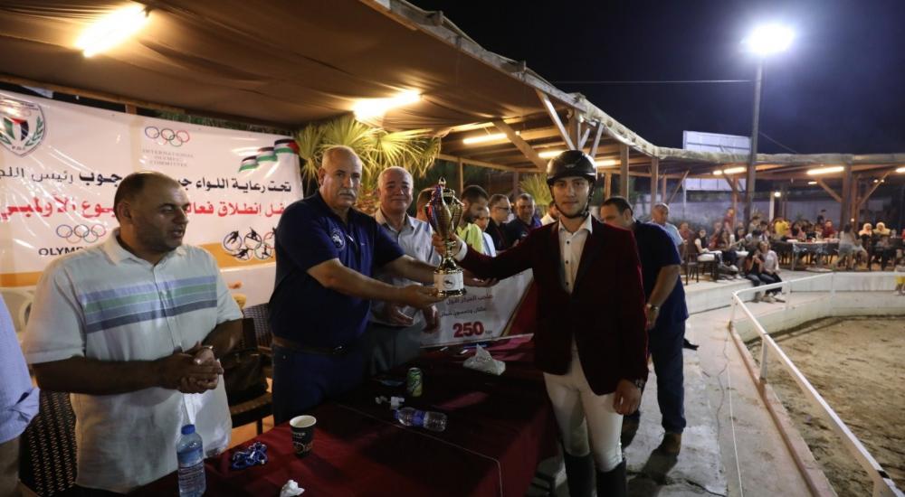 جانب من التتويج