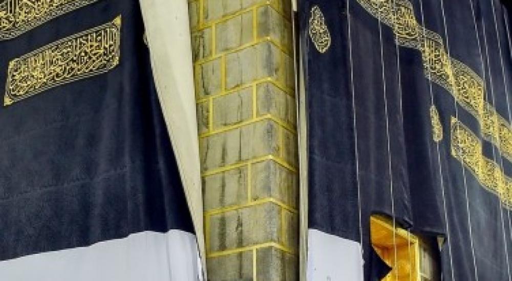 الكعبة-المشرفة-تكتسي-حلَّتها-الجديدة-22-2-376x800.jpg