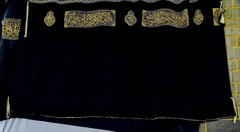 الكعبة-المشرفة-تكتسي-حلَّتها-الجديدة-66-800x620.jpg
