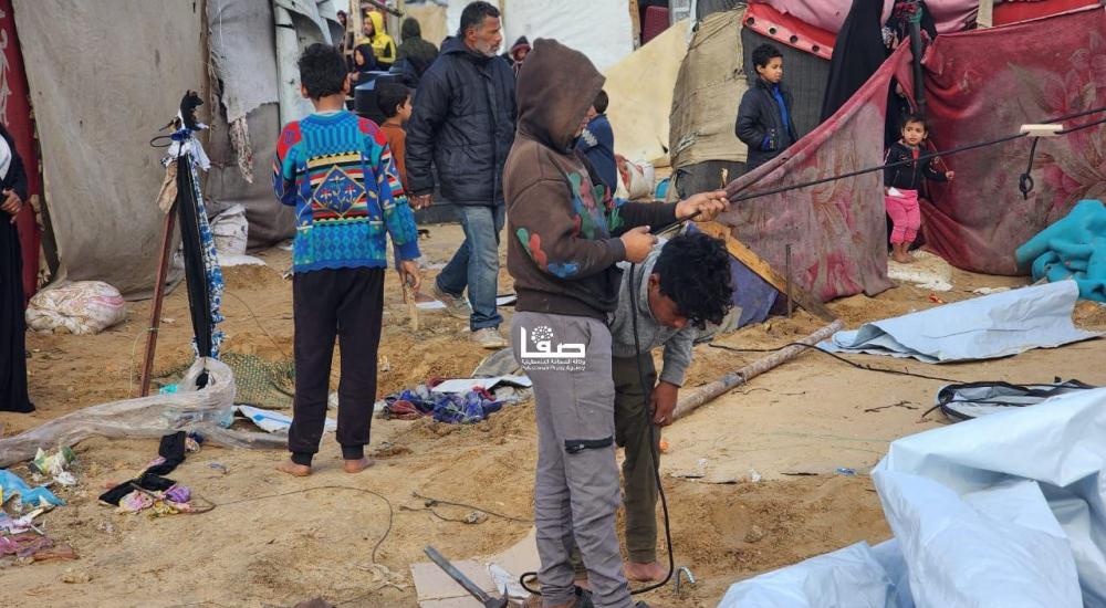 غزة.. غرق خيام النازحين نتيجة المنخفض الجوي