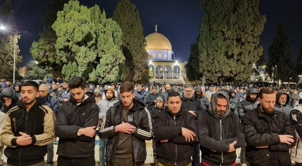 آلاف المصلين يؤدون صلاتي العشاء والتراويح في الأقصى