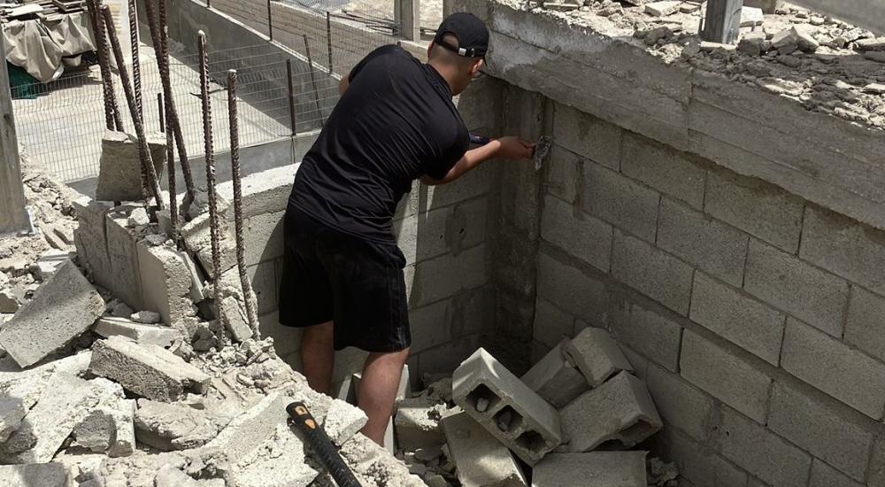 الاحتلال يجبر مقدسيًا على هدم بناء مضاف لبناية في مخيم شعفاط