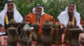 الحاج محمد الحواجري (وسط)