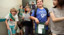 أطفال داخل مدرسة