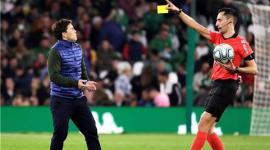 الحكم خوسيه ماريا يتناقش مع مدرب بيتيس