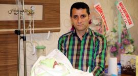 المواطن التركي الذي أطلق على ابنه اسم "محمد مرسي" يحمله داخل المستشفى