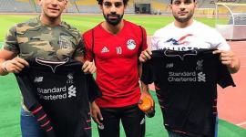 صلاح ظهر خلال تدريبات المنتخب المصري إلى جانب شخصين يحملان قميص ليفربول