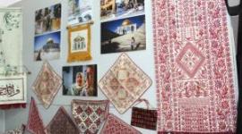 مطرزات في الجناح الفلسطيني