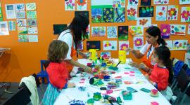 أطفال يلهون بالرسم