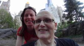 البريطاني بول ميسون وزوجته المستقبلية ريبيكا ماونتن