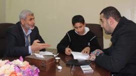 الطفل علاء الدين قشطة (12 عامًا) مع رئيس بلدية رفح صبحي أبو رضوان ومدير الدائرة الفنية في شركة كهرباء رفح رائد الحبيبي