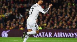 البرتغالي رونالدو يحتفل بهدفه في مرمى برشلونة
