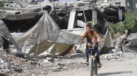 طفل يلهو بين بيوت دمرها الاحتلال بعدوانه الأخير على غزة