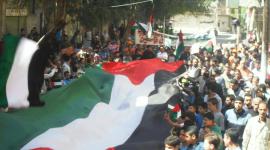 ارك عشرات اللاجئين الفلسطينيين في مخيم اليرموك في سوريا في حفل لإحياء ذكرى يوم الأرض