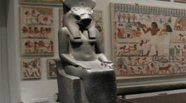  اكتشاف تمثالين من الجرانيت الأسود