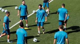 كارفاخال مع لاعبي ريال مدريد