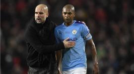 لاعب مانشستر سيتي فرناندينيو ومدربه بيب جوارديولا