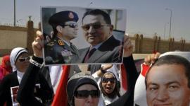 مصرية ترفع صورة للسيسي ومبارك