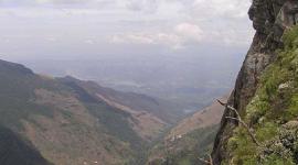 نجاة عريس بعد سقوطه بجرف "نهاية العالم"