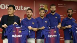 لاعبو برشلونة في حفل الإعلان عن الراعي الجديد