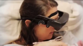 كفيفة ترى طفلها للمرة الأولى بنظارات خاصة